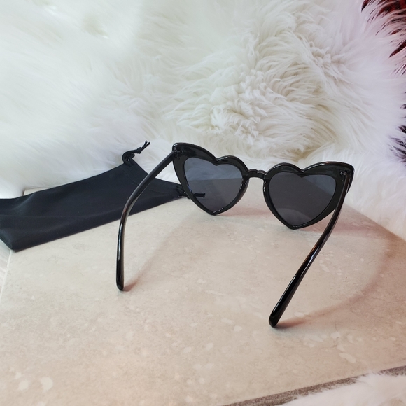SOLD๐HP๐Retro Black Heart Sunglasses - Picture 5 of 8